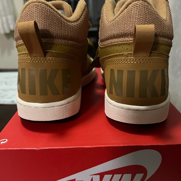 Nike boys court borough mid GS sneakers size 6Y new /box without lid - Picture 2 of 8